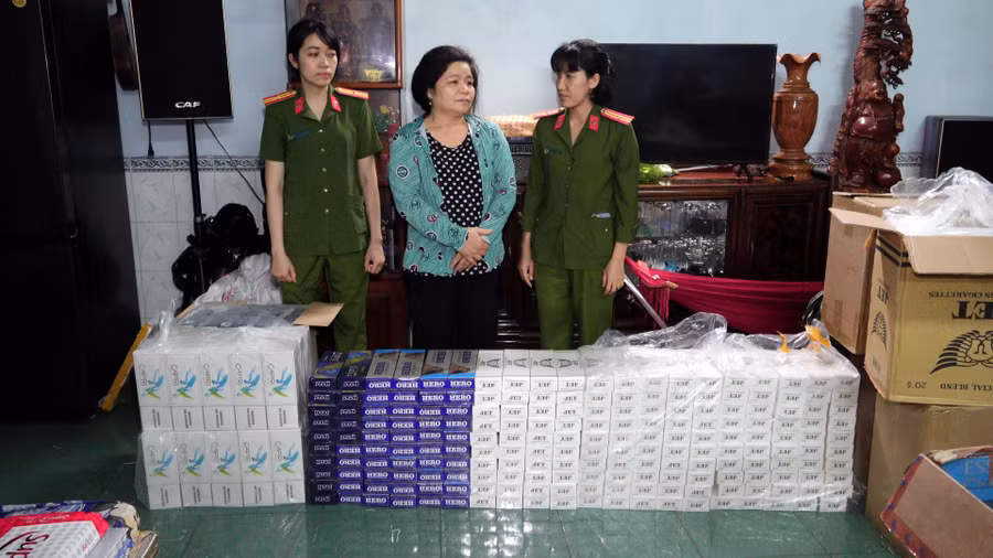 doi-tuong-nguyen-thi-bach-lien-dung-giua-cung-voi-tang-vat.jpg