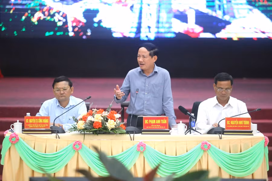 chu-tich-ubnd-tinh-pham-anh-tuan-giua-danh-gia-cao-cac-y-kien-cua-doanh-nghiep-anh-van-ngoc.jpg