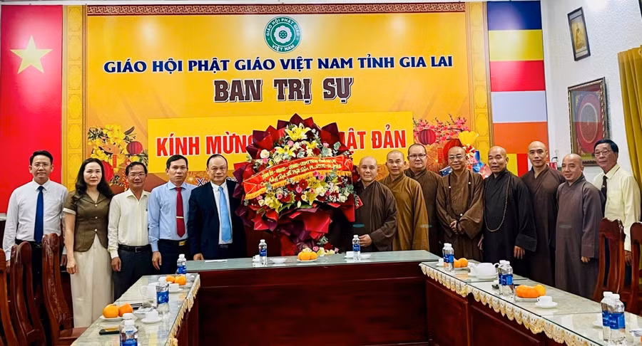 pho-chu-tich-ubnd-tinh-duong-mah-tiep-tham-chuc-mung-ban-tri-su-giao-hoi-phat-giao-viet-nam-tinh-gia-lai.jpg