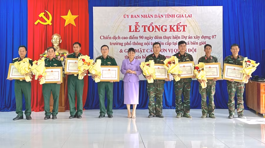 cac-ca-nhan-duoc-chu-tich-ubnd-tinh-tang-bang-khen-vi-co-thanh-tich-tieu-bieu-trong-ho-tro-thi-cong-du-an-anh-ha-duy.jpg