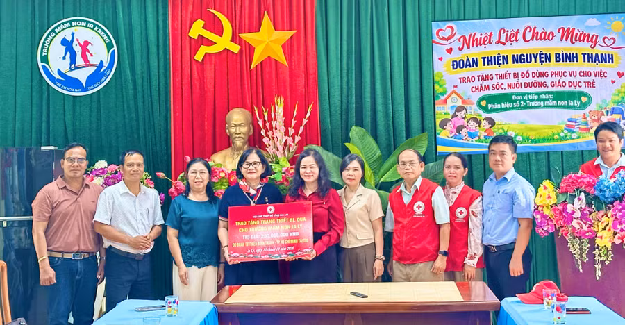 trao-bang-tuong-trung-kinh-phi-200-trieu-dong-ho-tro-trang-thiet-bi-do-dung-phuc-vu-cong-tac-cham-soc-nuoi-duong-va-giao-duc-tre-tai-truong-mam-non-ia-ly.jpg