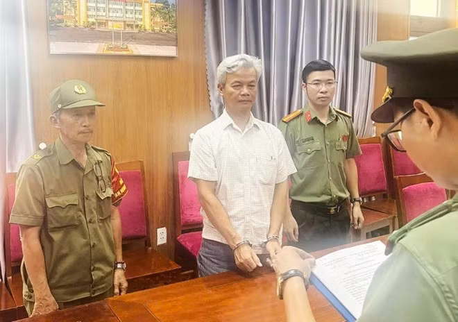 bat-giam-doc-trung-tam-anh-ngu-o-da-nang-phu-huynh-kiem-tra-giay-phep-the-nao.jpg