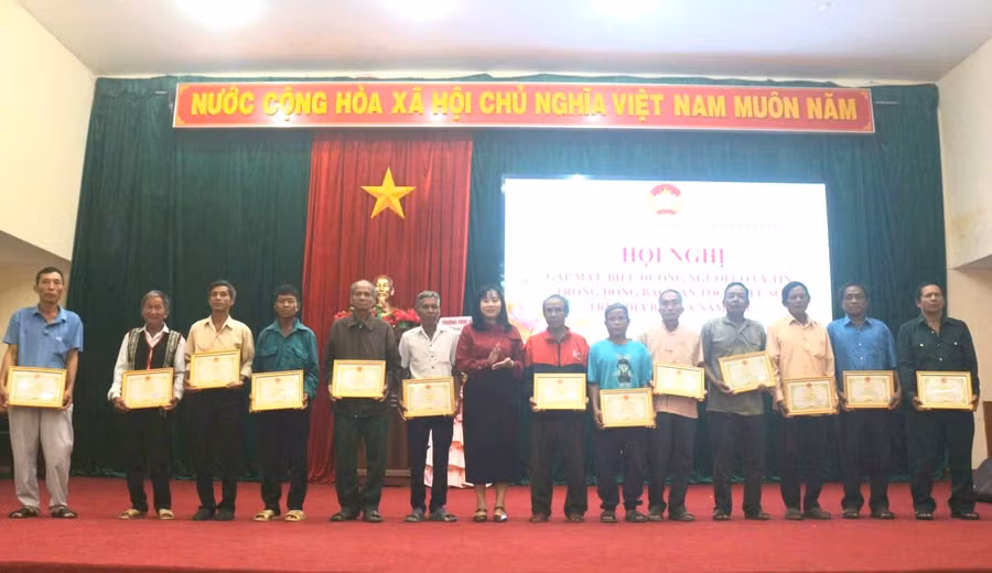 kbang-khen-thuong-15-nguoi-co-uy-tin-trong-dong-bao-dan-toc-thieu-so.jpg