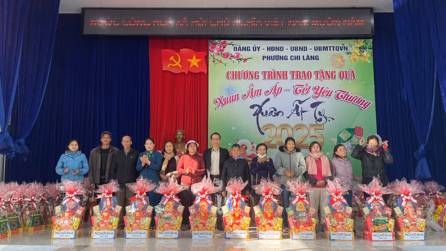dai-dien-cong-ty-tnhh-mtv-o-to-truong-hai-gia-lai-trao-qua-cho-nguoi-dan.jpg
