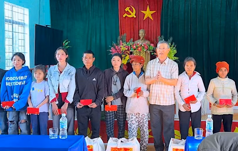 dong-chi-phan-van-trung-tinh-uy-vien-bi-thu-huyen-uy-chu-tich-hdnd-huyen-trao-qua-tet-cua-bi-thu-tinh-uy-ho-van-nien-cho-cac-gia-dinh-chinh-sach.jpg