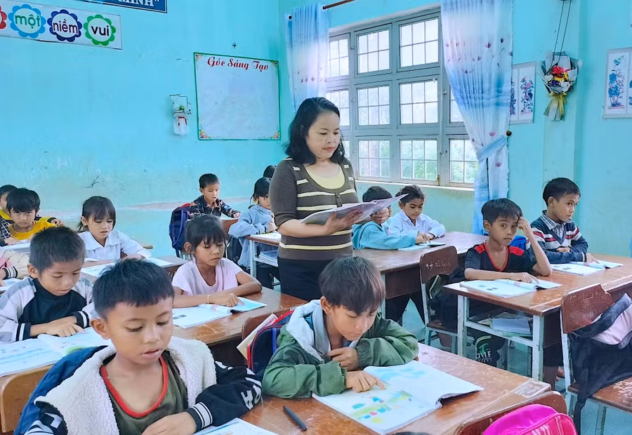 voi-co-giao-nhan-hanh-trinh-gan-bo-cung-bang-den-phan-trang-ben-anh-mat-nu-cuoi-than-thuong-cua-hoc-tro-luon-cung-la-khoang-thoi-gian-tuoi-dep-va-day-y-nghia-anh-moc-tra.jpg