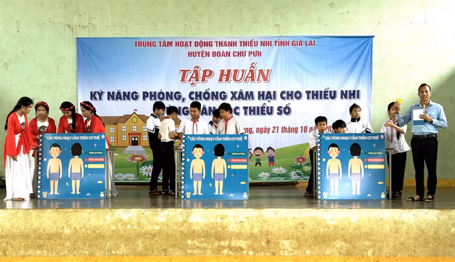 cac-em-tham-gia-thuc-hanh-cac-ky-nang-trong-phong-chong-xam-hai-1794-5272.jpg