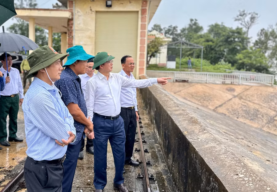1-uy-vien-ban-chap-hanh-trung-uong-dang-bi-thu-tinh-uy-ho-quoc-dung-di-thuc-te-kiem-tra-du-an-he-thong-kenh-thuy-loi-ia-mor-anh-ha-duy.jpg
