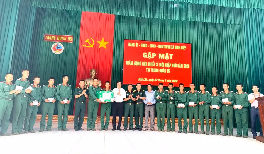lanh-dao-xa-binh-hiep-tham-dong-vien-chien-si-moi-tai-trung-doan-95.jpg