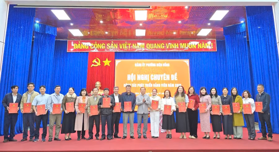 thuong-truc-dang-uy-phuong-trao-ke-hoach-phat-trien-dang-vien-nam-2026-cho-64-to-chuc-dang-truc-thuoc.jpg