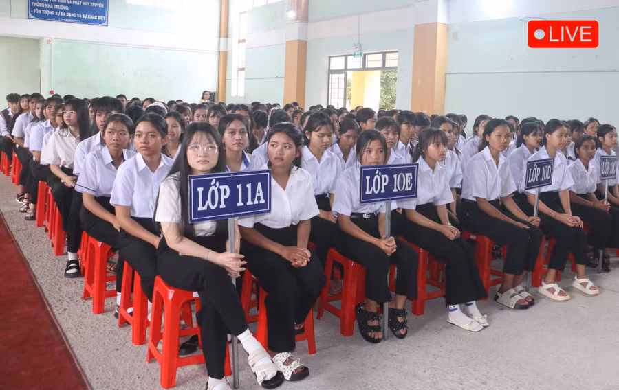 cac-em-hoc-sinh-truong-pho-thong-dtnt-thpt-dong-gia-lai-phan-khoi-buoc-vao-nam-hoc-moi-6872.jpg
