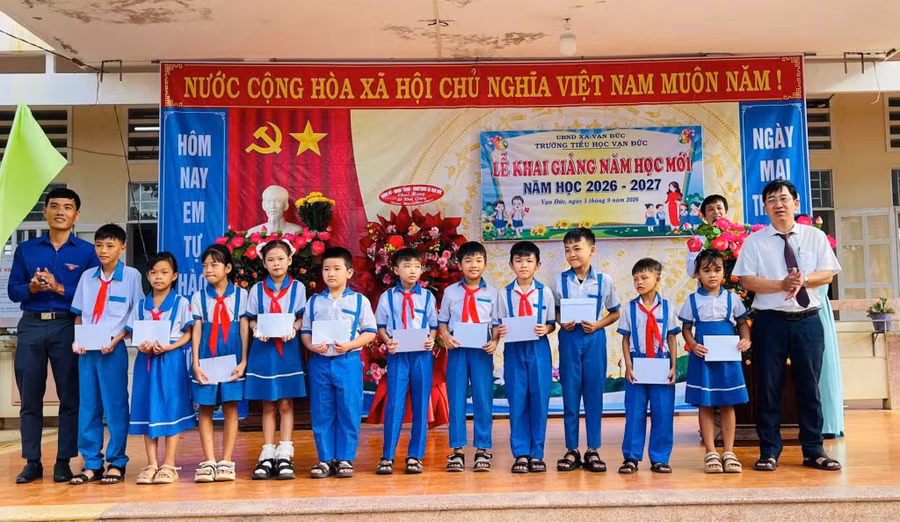 gia-lai-trao-qua-tiep-suc-hoc-sinh-kho-khan-dau-nam-hoc-moi-4.jpg
