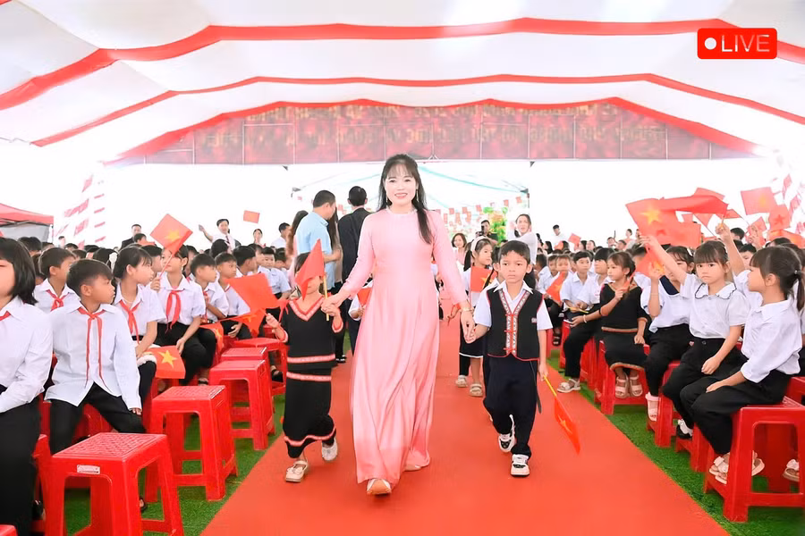 nghi-thuc-chao-mung-cac-em-hoc-sinh-dau-cap-khoi-cap-1.jpg
