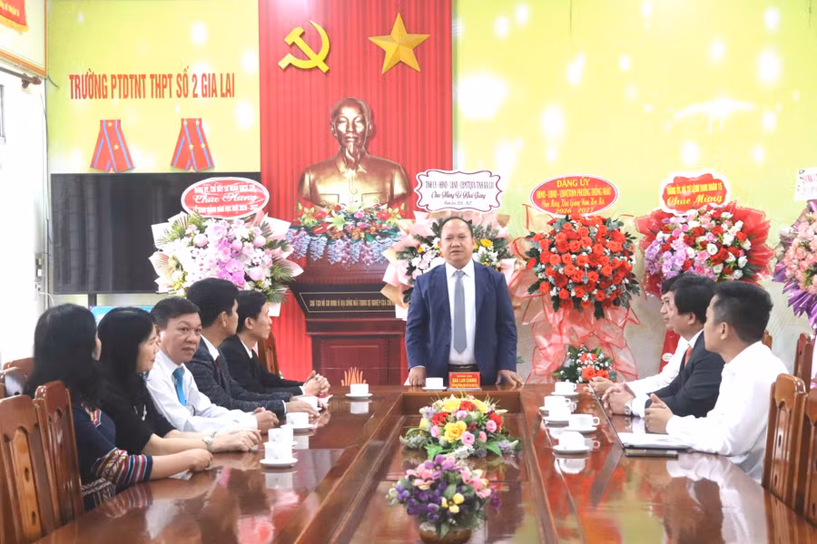 pho-bi-thu-thuong-truc-tinh-uy-rah-lan-chung-phat-bieu-tai-buoi-tham-nha-truong.jpg