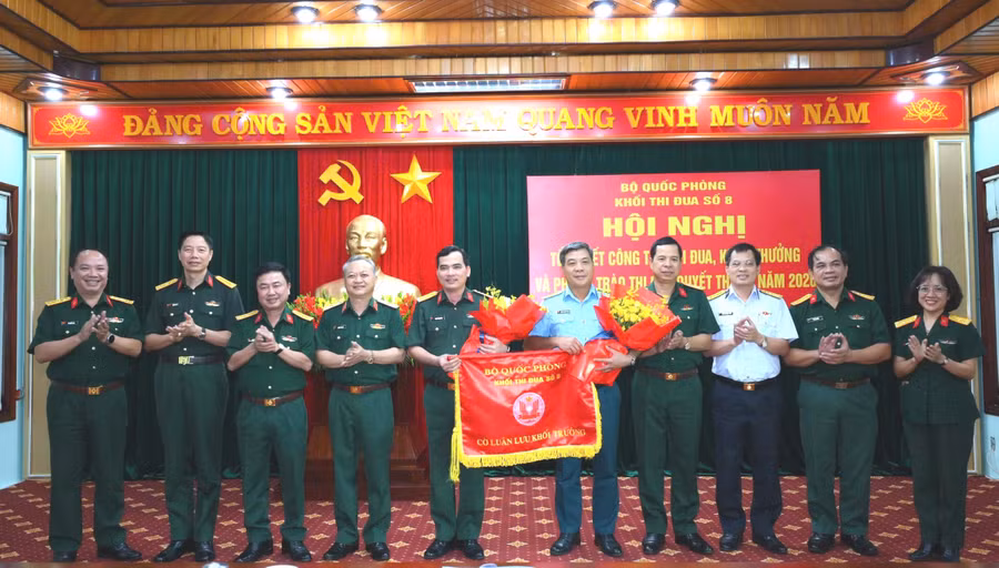 binh-doan-15-ban-giao-nhiem-vu-khoi-truong-khoi-thi-dua-so-8-nam-2027-cho-binh-doan-16-va-nhiem-vu-khoi-pho-cho-binh-doan.jpg