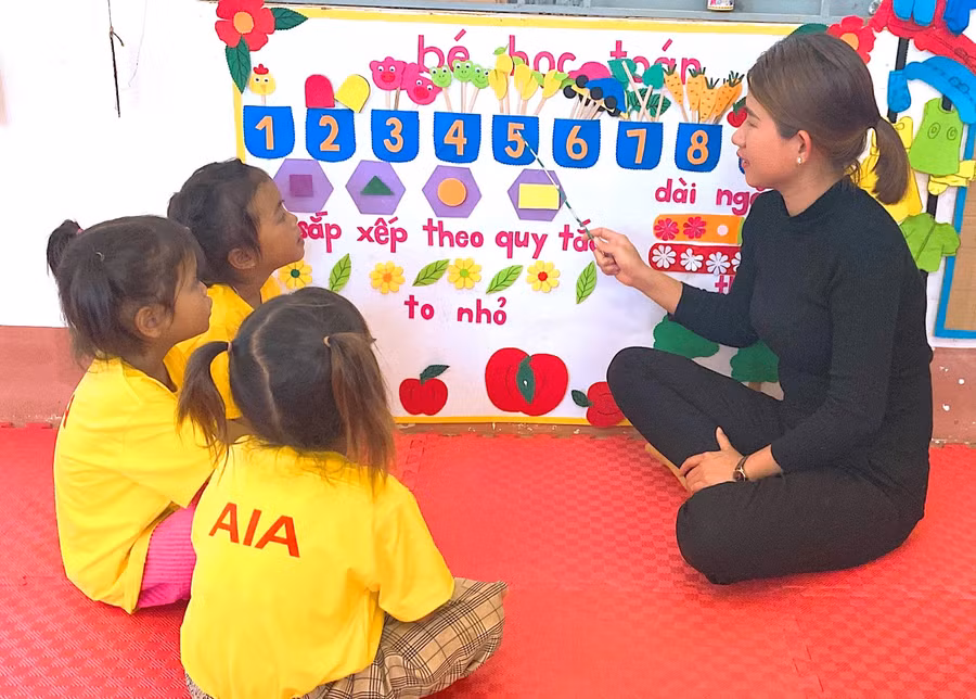 co-tran-thi-ly-giao-vien-truong-mau-giao-de-ar-tai-diem-truong-lang-ar-doch-kotu-luon-uu-tien-trang-bi-kien-thuc-ky-nang-cho-tre-5-tuoi-trong-lop-ghep-anh-moc-tra-jpg.jpg