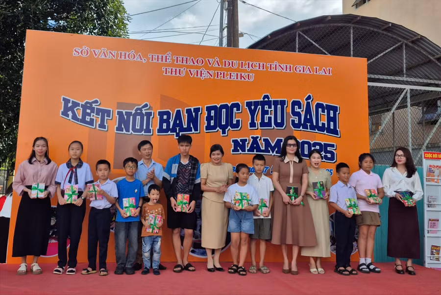 thu-vien-pleiku-trao-qua-cho-ban-doc-tich-cuc.jpg