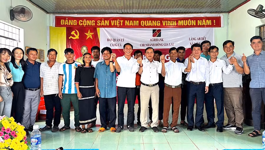 ban-quan-ly-cang-ca-va-agribank-chi-nhanh-dong-gia-lai-ket-nghia-voi-lang-ar-det.jpg