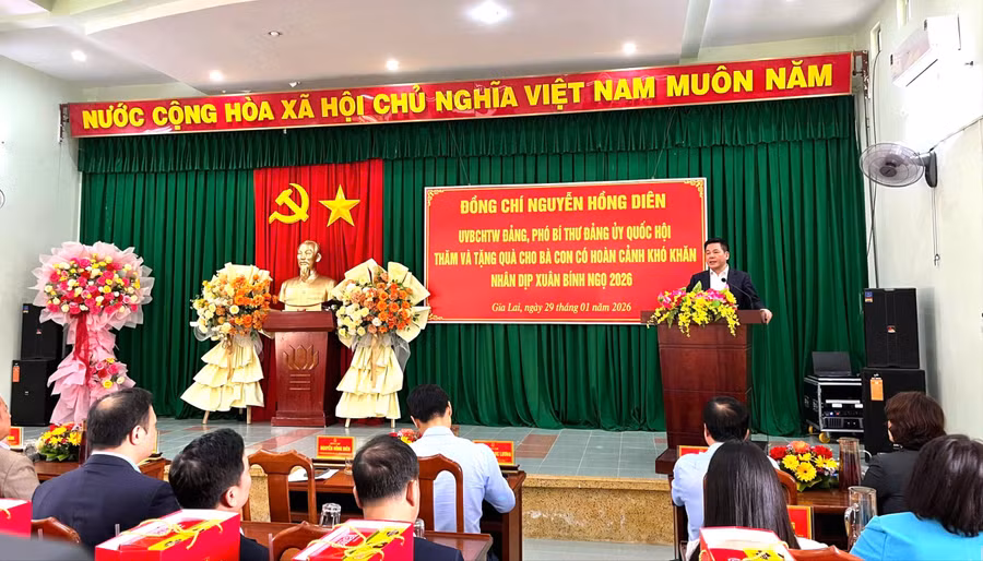 pho-bi-thu-dang-uy-quoc-hoi-nguyen-hong-dien-phat-bieu-tai-chuong-trinh-trao-qua-tet-cho-ba-con-co-hoan-canh-kho-khan-cua-tinh-gia-lai-6469.jpg