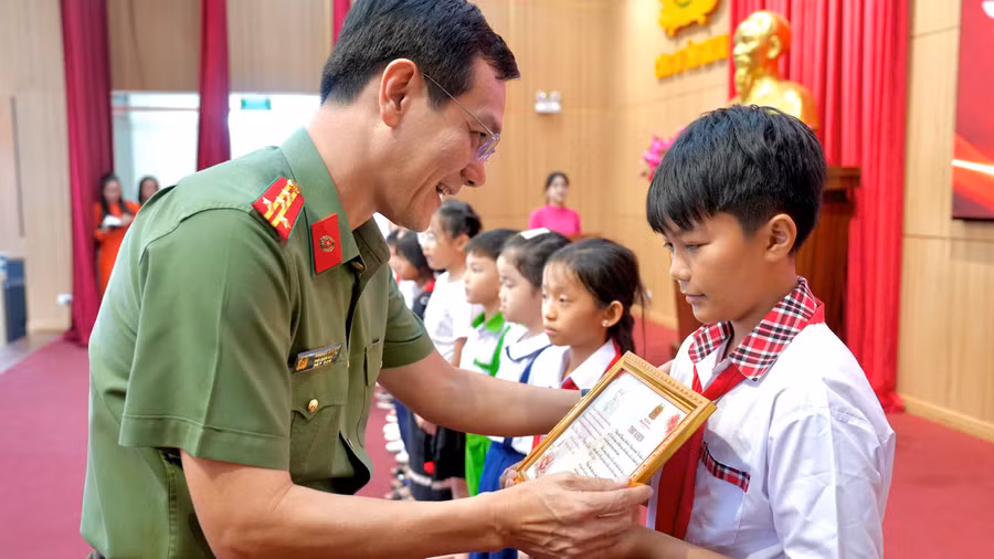 cong-an-tinh-gia-lai-tuyen-duong-con-do-dau-co-thanh-tich-cao-trong-hoc-tap-nam-hoc-2025-2026.jpg