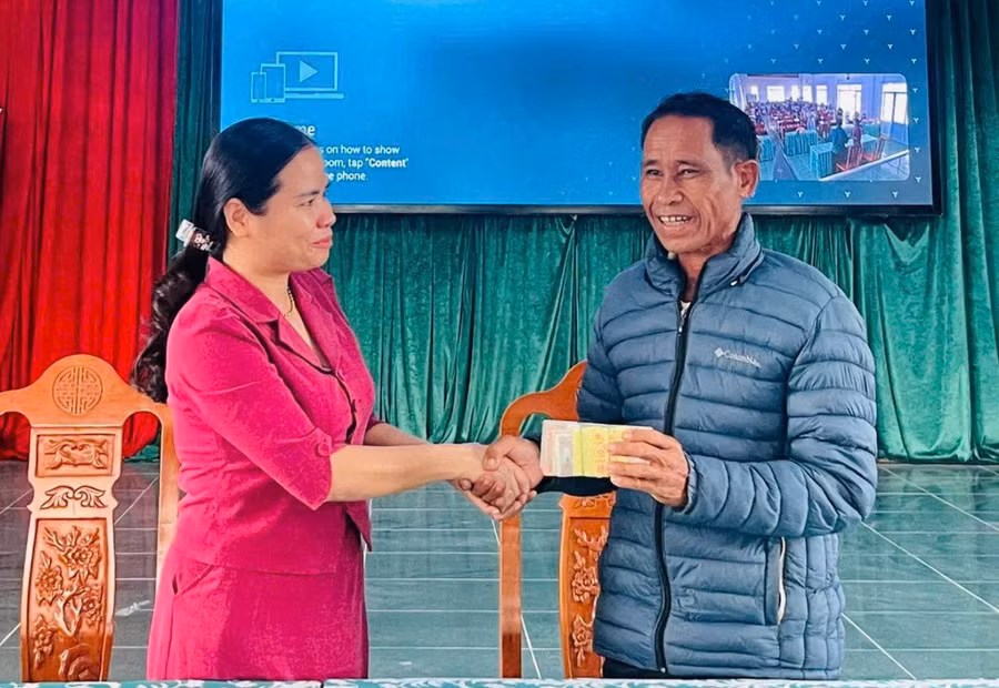 ho-dan-duoc-nhan-tien-boi-thuong.jpg