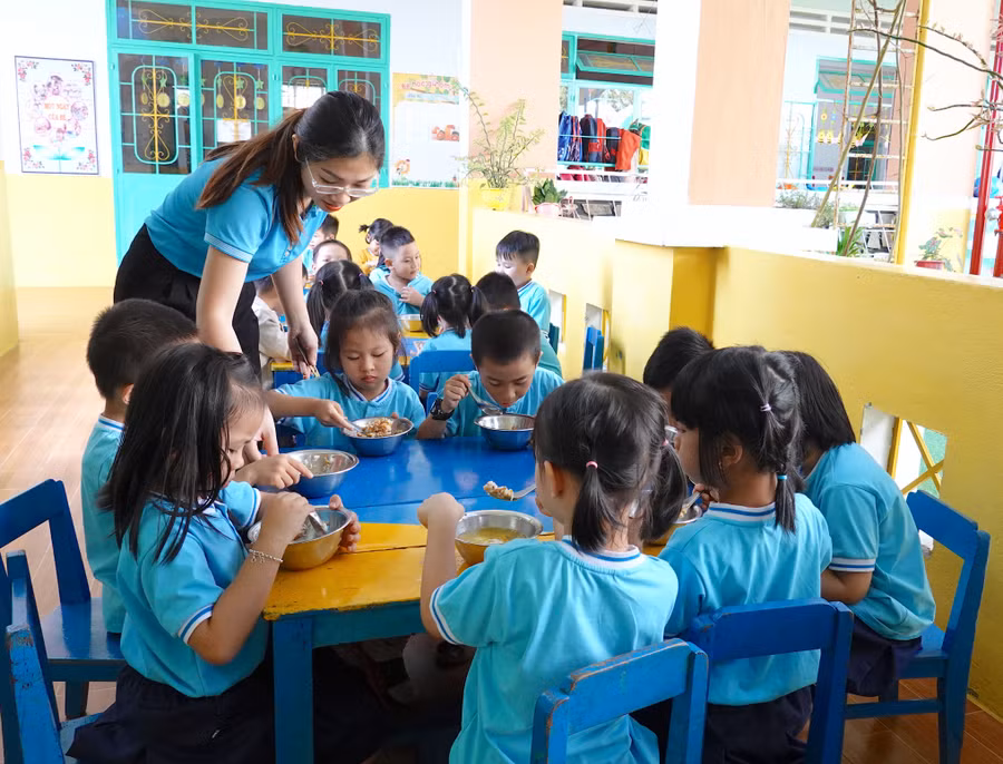 voi-doi-tuong-dac-thu-cong-tac-dam-bao-an-toan-ve-sinh-thuc-pham-bep-an-ban-tru-luon-duoc-cac-truong-mam-non-trong-tinh-dat-len-hang-dau-anh-moc-tra.jpg