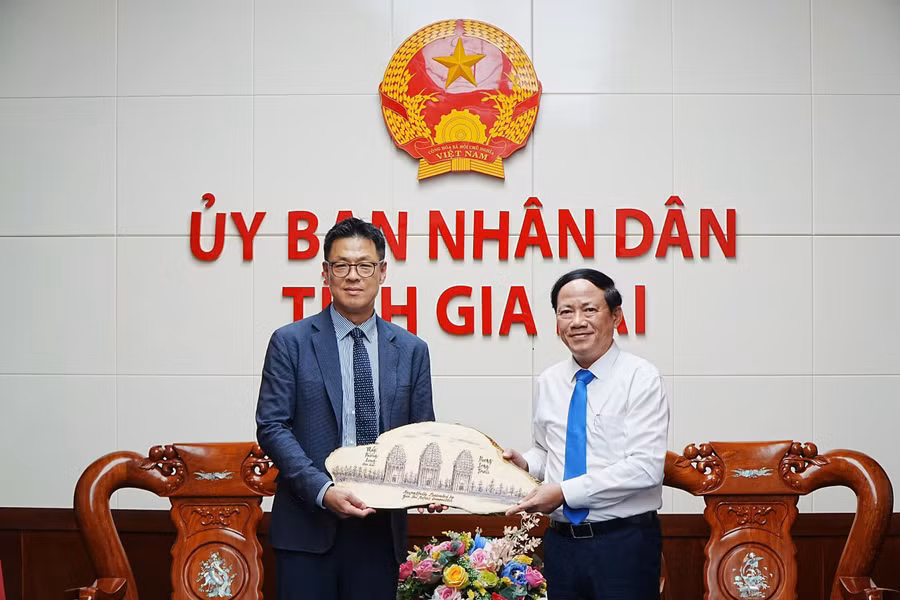 chu-tich-ubnd-tinh-pham-anh-tuan-tiep-doanh-nghiep-han-quoc.jpg