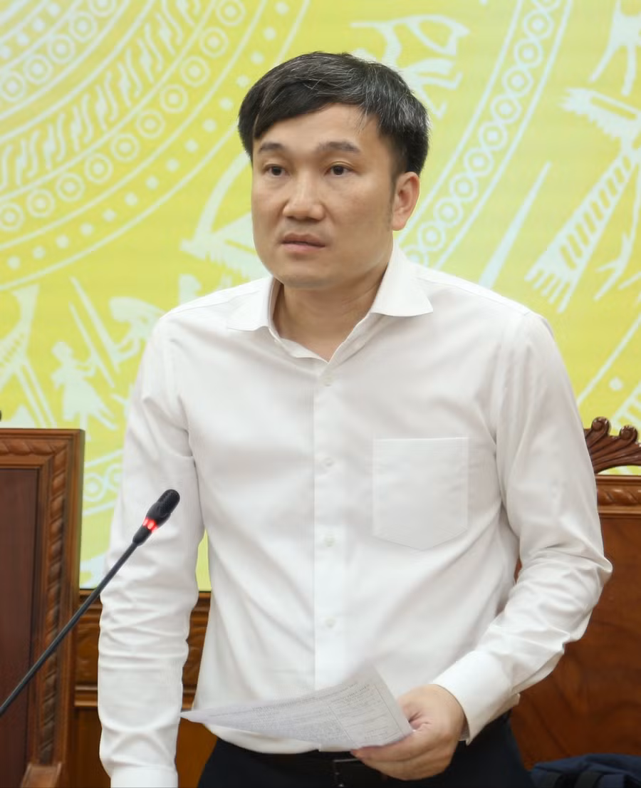 Tham gia thảo luận, Phó Chủ tịch UBND tỉnh Nguyễn Tuấn Anh đề nghị công tác phối hợp giữa xã, phường với sở, ngành phải đúng địa điểm, đúng thẩm quyền; trả lời phải đúng thời hạn để kịp thời tháo gỡ các khó khăn, vướng mắc. Ảnh: H.P