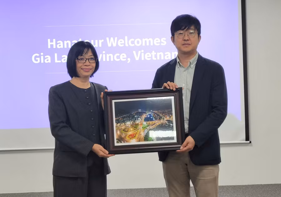 pho-chu-tich-ubnd-tinh-gia-lai-tang-qua-cho-lanh-dao-doanh-nghiep-lu-hanh-hana-tour-anh-dvccjpg.png