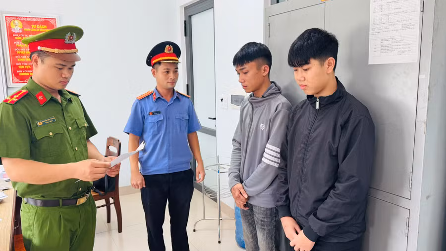 co-quan-canh-sat-dieu-tra-cong-an-tinh-gia-lai-thuc-hien-lenh-bat-tam-giam-2-doi-tuong-dat-va-nhon.jpg