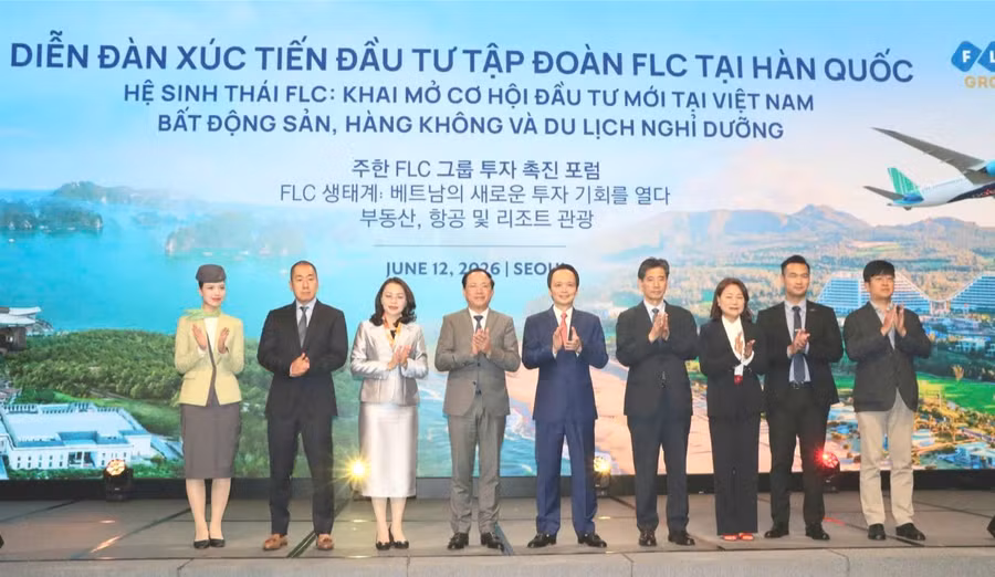 chu-tich-ubnd-tinh-pham-anh-tuan-thu-4-ben-trai-qua-va-dai-dien-cac-doanh-nghiep-viet-nam-han-quoc-tham-gia-dien-dan.jpg