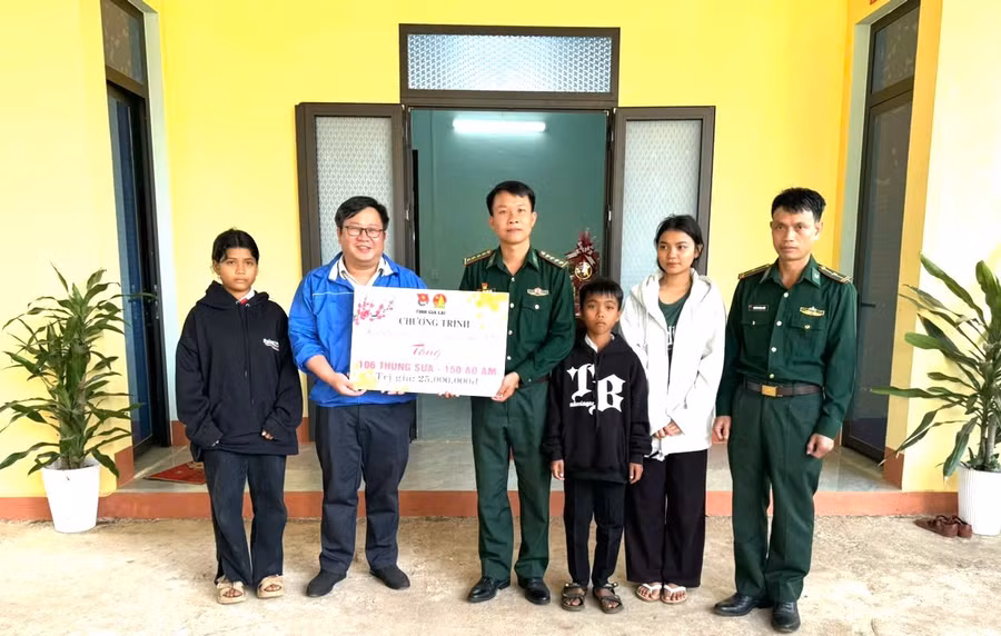 anh-nguyen-chi-hieu-pho-bt-tinh-doan-tang-qua-cho-doi-cong-tac-dia-ban-don-bien-phong-ia-puch.jpg