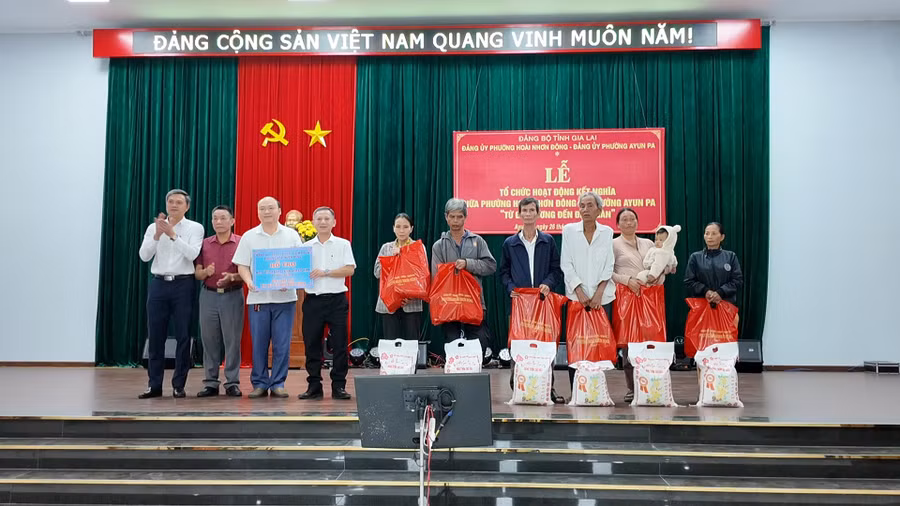lanh-dao-phuong-hoai-nhon-dong-trao-50-suat-qua-cho-nguoi-dan-kho-khan-tren-dia-ban-phuong-ayun-pa.jpg