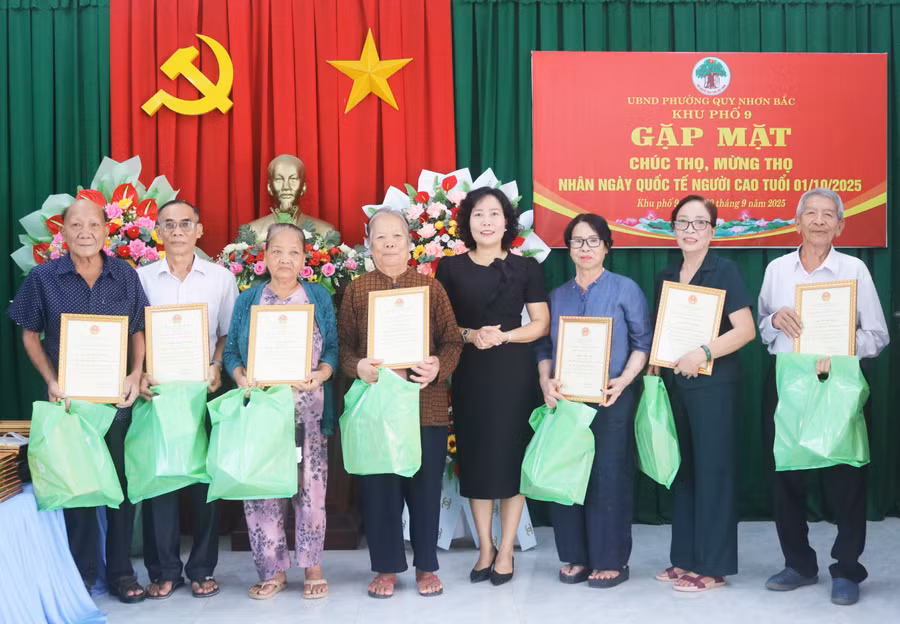 phuong-quy-nhon-bac-to-chuc-gap-mat-chuc-tho-mung-tho-nguoi-cao-tuoi-anh-nguyen-nguyet.jpg