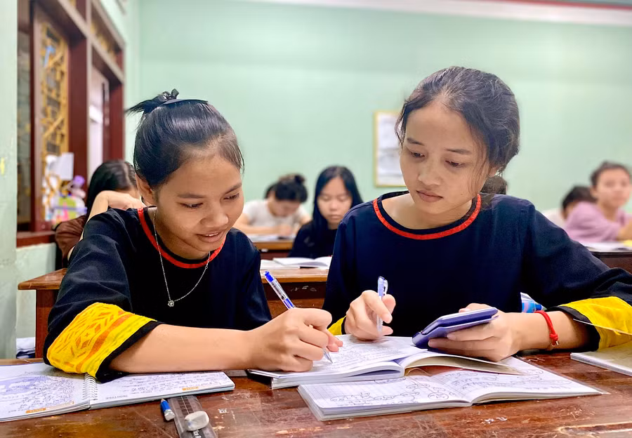 em-kpuih-hgrin-bia-phai-lop-12e-truong-pho-thong-dan-toc-noi-tru-tinh-cung-ban-on-thi-tot-nghiep-trong-gio-tu-hoc-buoi-toi-anh-moc-tra.jpg