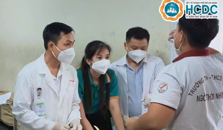 them-hoc-sinh-mac-nao-mo-cau-nhom-b-o-tp-ho-chi-minh-99-nguoi-vao-dien-theo-doi.jpg