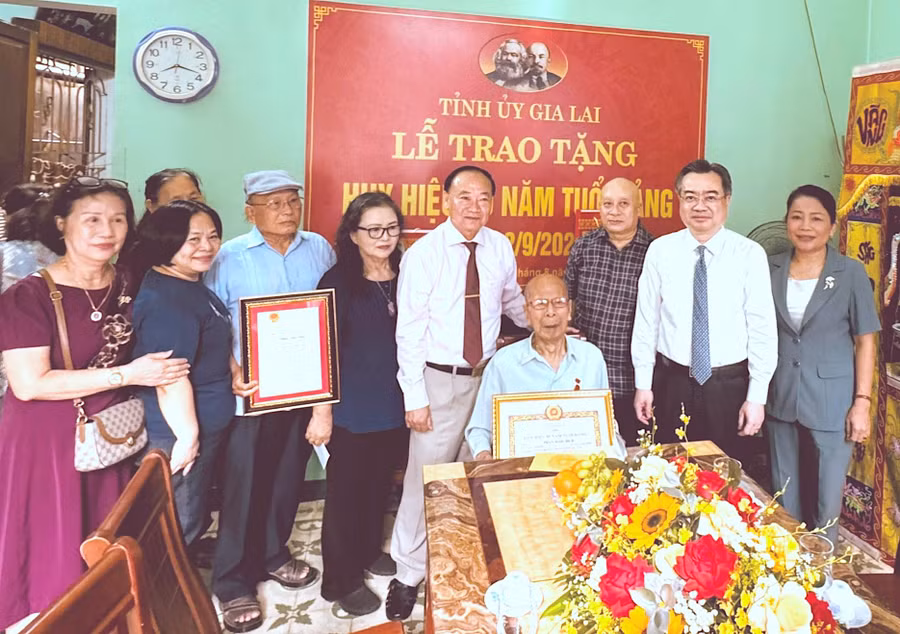 truong-ban-chinh-sach-chien-luoc-trung-uong-nguyen-thanh-nghi-trao-huy-hieu-80-nam-tuoi-dang-tai-tinh-gia-lai.jpg
