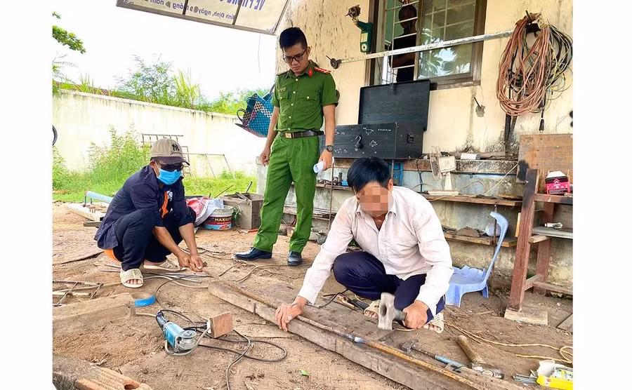 nguoi-cai-nghien-lam-viec-tai-to-co-khi-anh-n.jpg