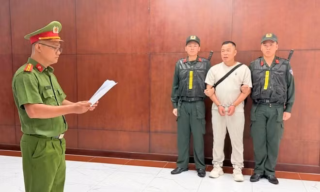 chong-cu-tiktoker-hang-du-muc-bi-khoi-to-bat-tam-giam.jpg