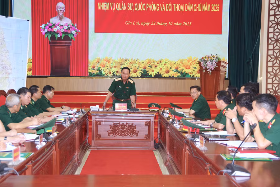 thieu-tuong-hua-van-tuong-pho-tu-lenh-quan-khu-5-den-tham-va-lam-viec-ban-chi-huy-bdbp-tinh-gia-lai.jpg
