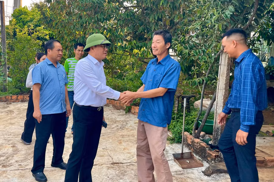 chu-tich-ubnd-tinh-ben-trai-gap-go-tro-chuyen-voi-mot-so-ho-dan-o-vung-sat-lo-o-xa-ia-ly.jpg