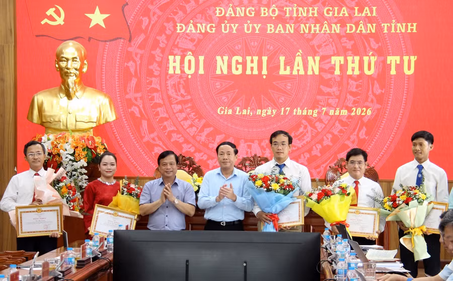 Chủ tịch UBND tỉnh Phạm Anh Tuấn (thứ 4 từ phải sang) trao bằng khen của Ban Thường vụ Tỉnh ủy cho các đảng viên đạt tiêu chuẩn “Hoàn thành xuất sắc nhiệm vụ” tiêu biểu 5 năm liền (2021-2025). Ảnh: Trọng Lợi