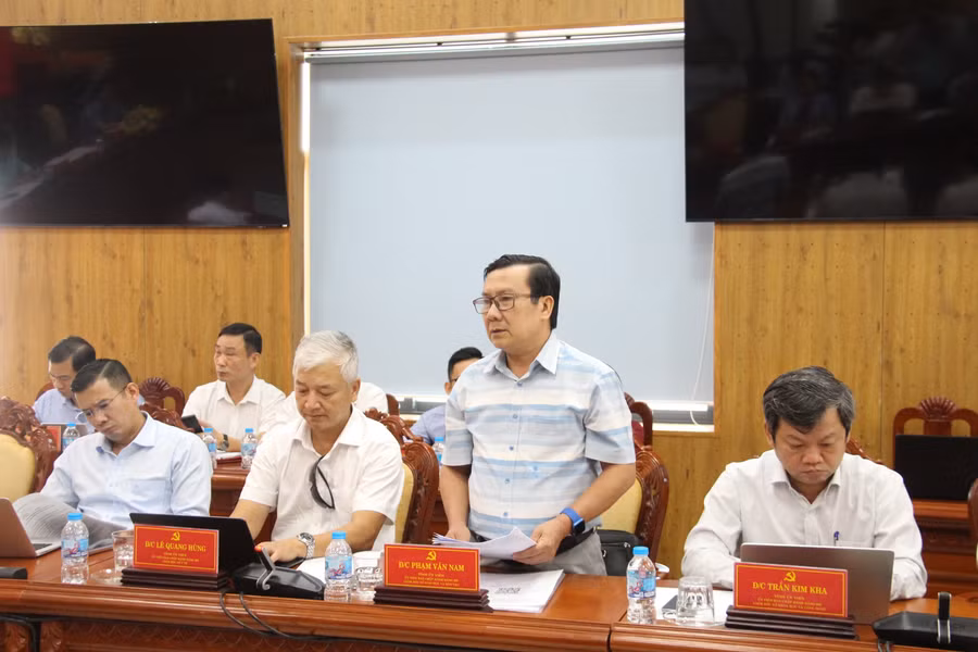 giam-doc-so-giao-duc-va-dao-tao-pham-van-nam-trao-doi-tai-hoi-nghi-phuong-an-sap-xep-to-chuc-lai-cac-co-so-giao-duc-mam-non-pho-thong-tren-dia-ban-tinh.png