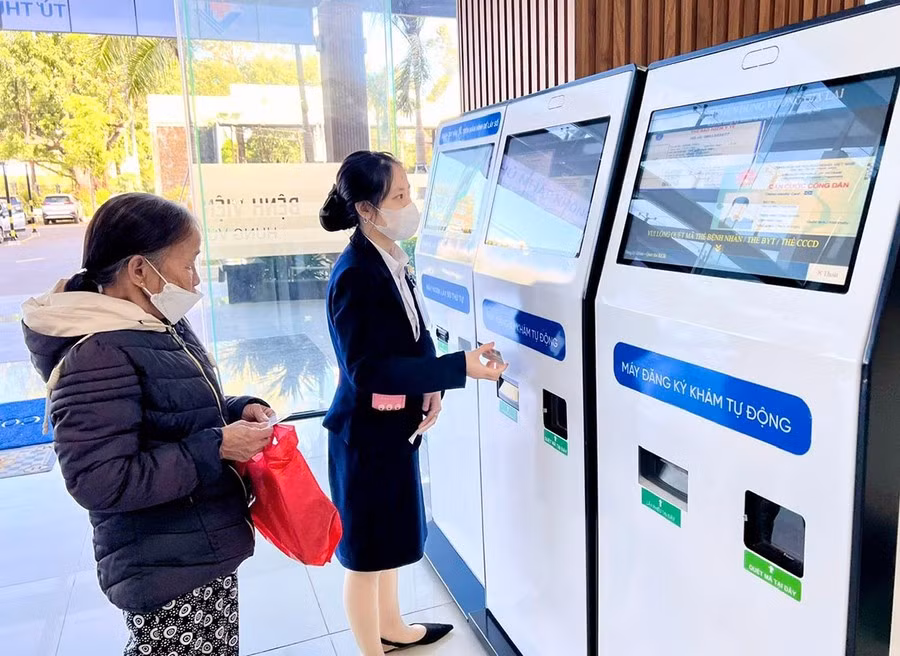 Nhân viên y tế Bệnh viện Hùng Vương Gia Lai hướng dẫn người dân sử dụng căn cước công dân, Sổ sức khỏe điện tử trên ứng dụng VNeID khi đến khám-chữa bệnh. Ảnh: ĐVCC