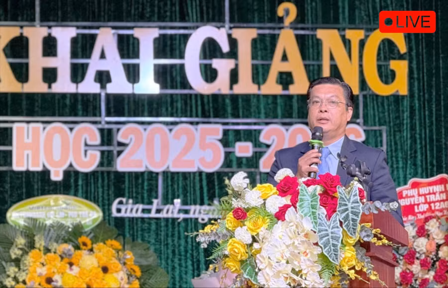 Thầy Đỗ Bách Khoa-Hiệu trưởng Trường THPT Chi Lăng phát biểu tại lễ khai giảng năm học 2025-2026. Ảnh: Lạc Hà