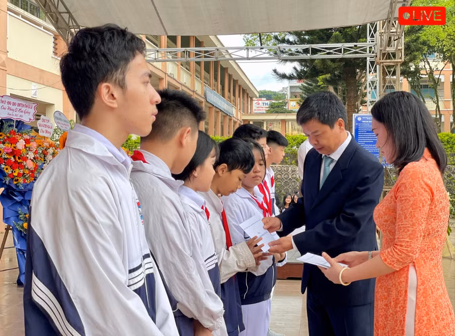 Phó Chủ tịch UBND tỉnh Nguyễn Hữu Quế trao học bổng Nay Der cho các em học sinh vượt khó vươn lên trong học tập. Ảnh: Lam Nguyên