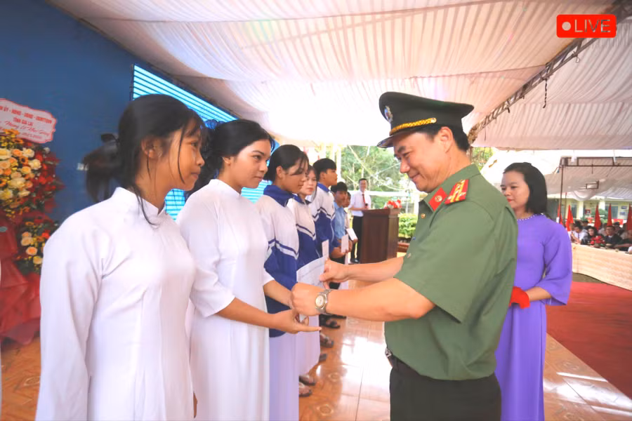 dai-ta-duong-van-long-pho-giam-doc-cong-an-tinh-trao-hoc-bong-cho-cac-em-hoc-sinh-truong-thpt-so-2-nguyen-truong-to-anh-van-ngoc.jpg