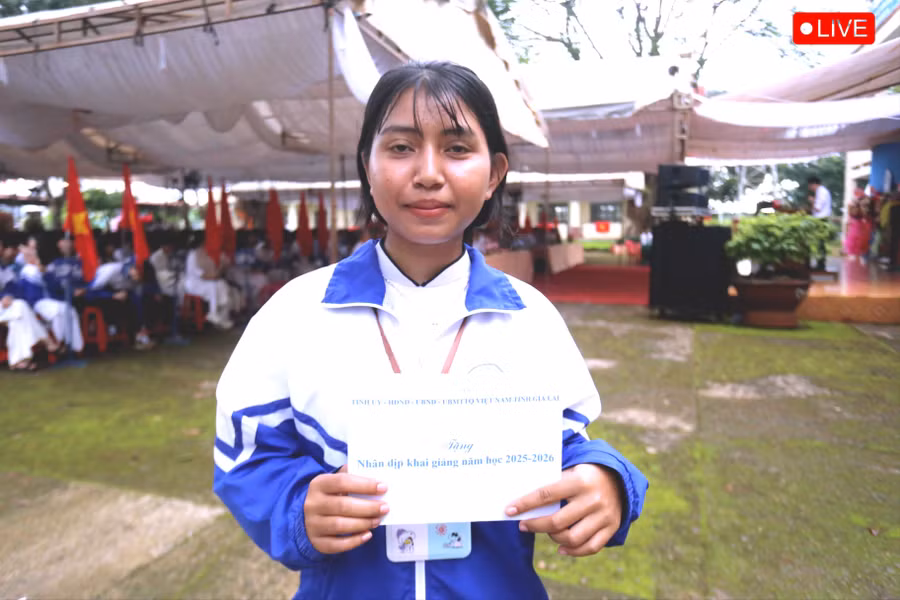 em-siu-htuyet-lop-12c5-truong-thpt-so-2-nguyen-truong-to-phan-khoi-khi-duoc-nhan-hoc-bong-cua-tinh-anh-van-ngoc.jpg