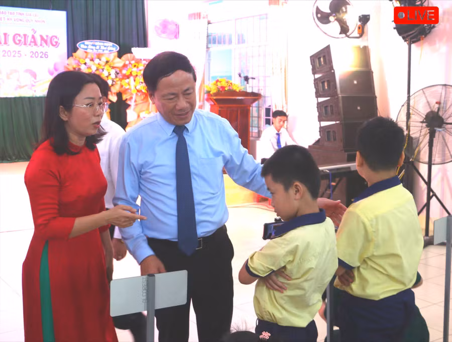 pho-bi-thu-tinh-uy-chu-tich-ubnd-tinh-gia-lai-pham-anh-tuan-du-le-khai-mac-nam-hoc-moi-tai-truong-chuyen-biet-hy-vong-quy-nhon-quang-tan.jpg