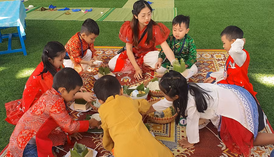 co-va-tro-truong-mam-non-hoa-phong-lan-phuong-hoa-lu-cung-trai-nghiem-goi-banh-chung-truyen-thong-anh-moc-tra.jpg